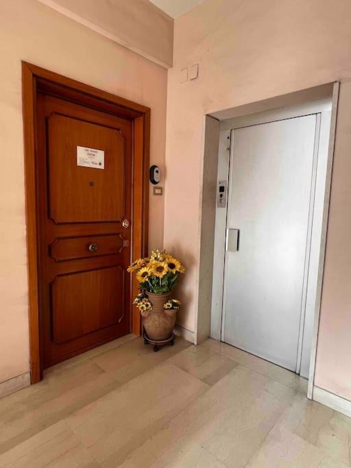 3 Fermate Dal Colosseo - Casa Vacanze Elena - 50 M Da Metro Garbatella Rom Exteriör bild